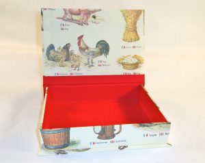 Rectangular box with La Ferme paper from Italy.